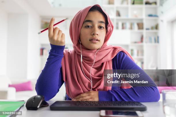 arabic girl studying and discussing online during quarantine - arab on computer imagens e fotografias de stock