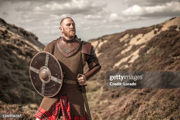 schotse redhead warrior die een kilt draagt - celtic style stockfoto's en -beelden