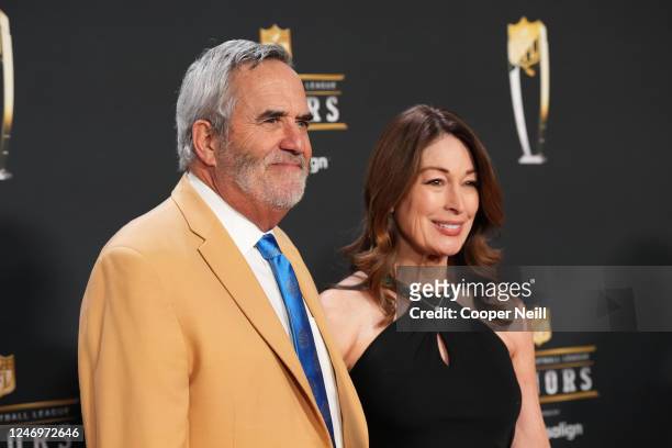 Dan Fouts and Jeri Martin pose for a photo on the red carpet during NFL Honors at the Symphony Hall on February 9, 2023 in Phoenix, Arizona.