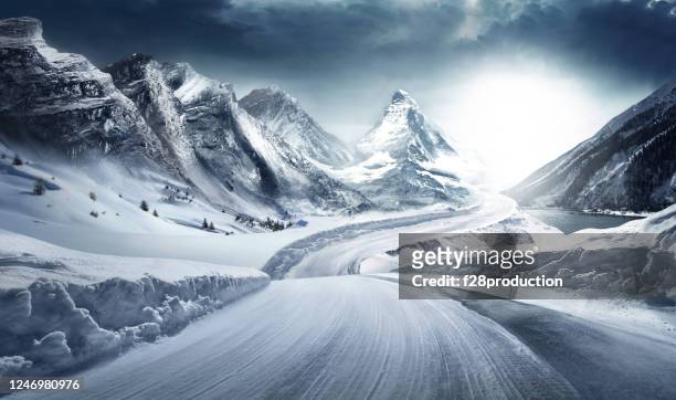 condiciones difíciles en la carretera nevada. - nevada fotografías e imágenes de stock