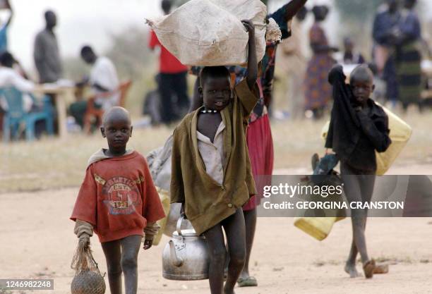 The first group of displaced ethnic Dinka, mostly women and children, arrived at Lologo near Juba, the regional capital, 01 December 2005. The...