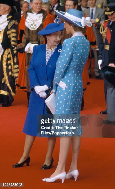 Queen Elizabeth II and Princess Diana at Victoria Station in London awaiting the arrival of Nigerian President Ibrahim Babangida on 24th August 1989.