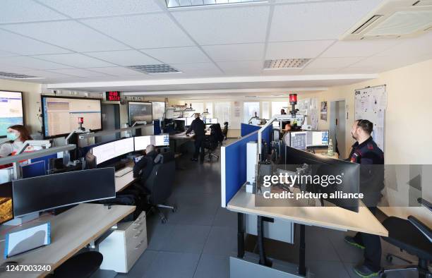 Command Center Call Examples 263 Call Center Command Center Stock Photos, High-Res Pictures, and ...