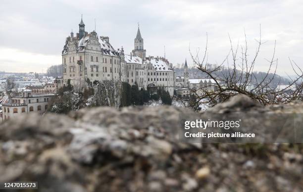 February 2023, Baden-Württemberg, Sigmaringen: Sigmaringen Castle, also called Hohenzollern Castle, which is lightly covered with snow, towers behind...
