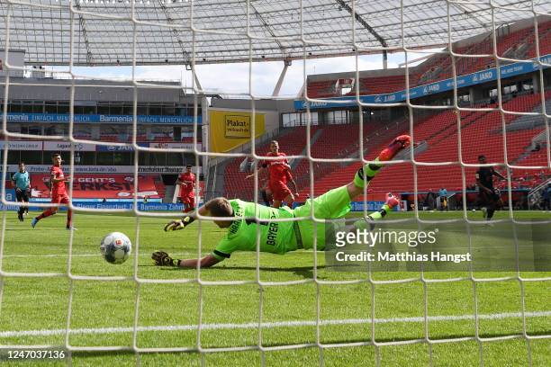 Leon Goretzka of Muenchen scores his team's second goal against goalkeeper Lukas Hradecky of Leverkusen during the Bundesliga match between Bayer 04...