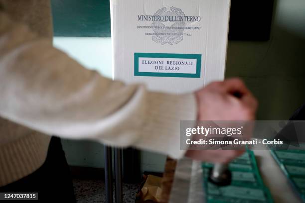 Preparation of voting operations in a polling station with the signing and stamping of ballots for the renewal of the office of President of the...