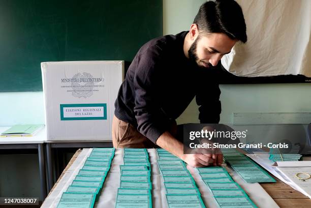 Preparation of voting operations in a polling station with the signing and stamping of ballots for the renewal of the office of President of the...