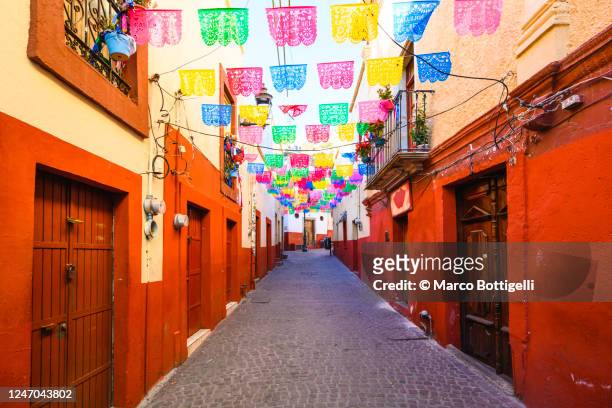 red-painted alley in guanajuato city, mexico - guanajuato state stockfoto's en -beelden