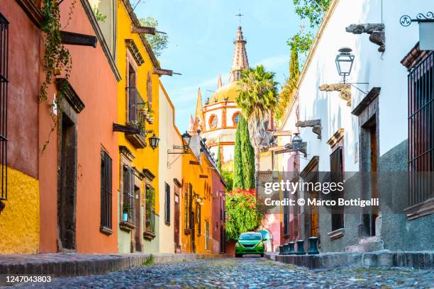 narrow street in the old town of san miguel de allenge, mexico - car front view foto e immagini stock