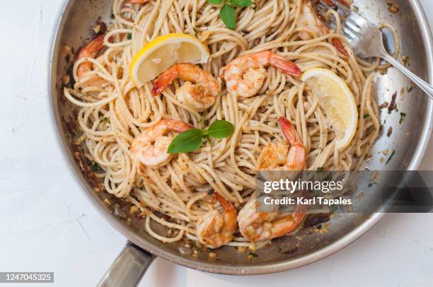 lemon garlic shrimp pasta fresh from the pan - shrimp scampi stock-fotos und bilder