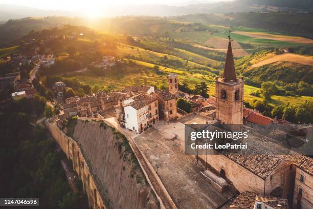 vista aérea de un hermoso casco antiguo en italia - región de las marcas - italiano fotografías e imágenes de stock