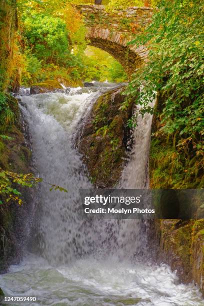 lakes district waterfall - off the beaten path englische redewendung stock-fotos und bilder