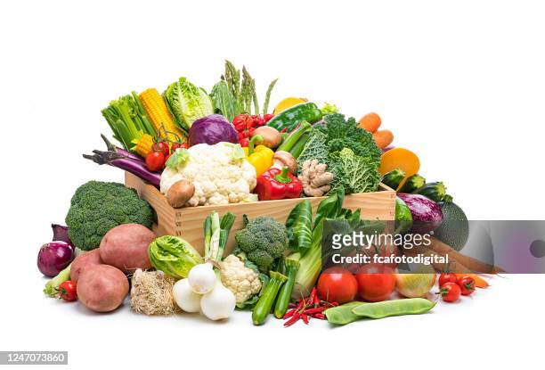 gezonde verse organische groenten in een krat die op witte achtergrond wordt geïsoleerd - fresh fruit stockfoto's en -beelden