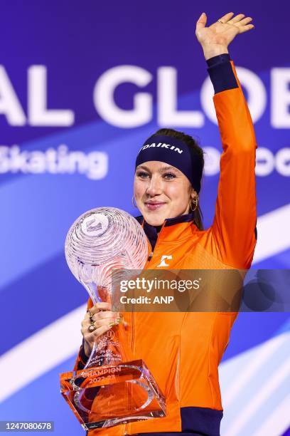 Presentation of the ISU Crystal Globe to Suzanne Schulting during the last day of the ISU World Cup Short Track Speed Skating 2023. ANP VINCENT...