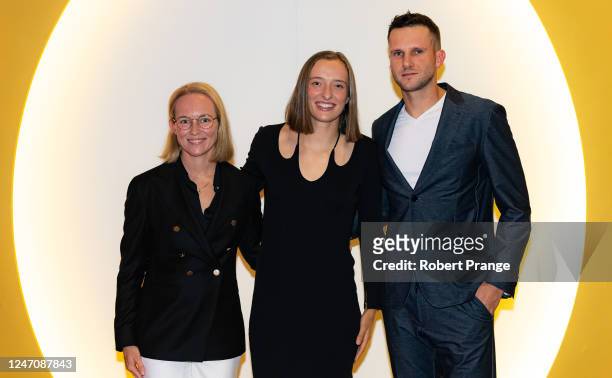 Iga Swiatek of Poland arrives at the players party with Daria Abramowicz and Maciej Ryszczuk ahead of the Qatar TotalEnergies Open at the Khalifa...