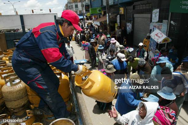 Vecinos de villa ingenio en El Alto hacen fila para comprar gas el 24 de octubre de 2005, ante el desabastecimiento de este combustible. Segun la...