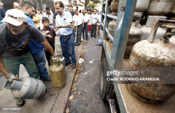 Venezuelans buy gas canisters 18 January 2003 in Caracas after numerous das in a shortage. President Hugo Chavez said 18 January he would welcome...