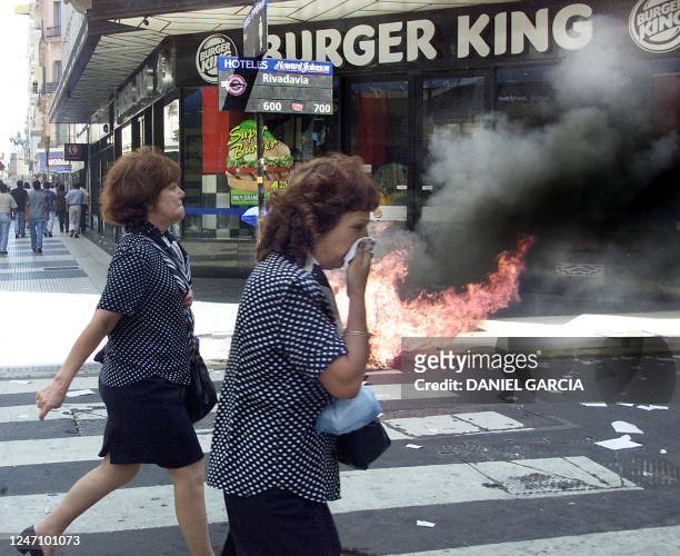 Two women try to avoid the tear gas being used against demonstrators in the streets of Buenos Aires, Argentina 20 December 2001. Dos azafatas de una...