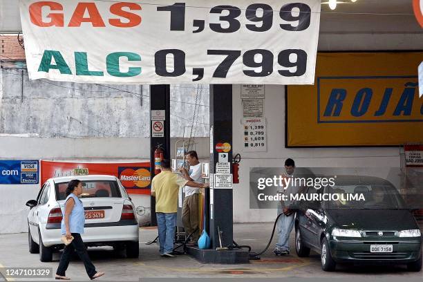 Gasoline station is seen in Sao Paulo, Brazil 18 January 2002. Vista de un puesto de gasolina, el 18 de enero de 2002, en Sao Paulo, Brasil, donde se...