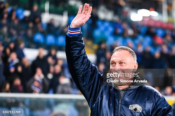 David Platt former player of Sampdoria greets the crowd prior to kick-off in the Serie A match between UC Sampdoria and FC Internazionale at Stadio...