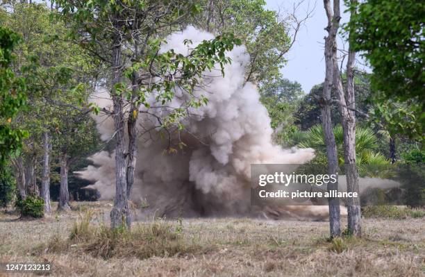 February 2023, Cambodia, Siemreab: A blast from a mine is demonstrated to German President Steinmeier and his wife during a visit to HALO Trust's...
