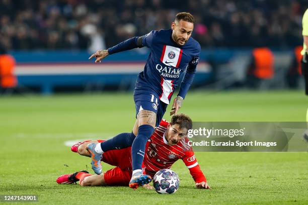 Neymar Junior of Paris Saint Germain dribbles Leon Goretzka of Bayern München during the UEFA Champions League round of 16 leg one match between...