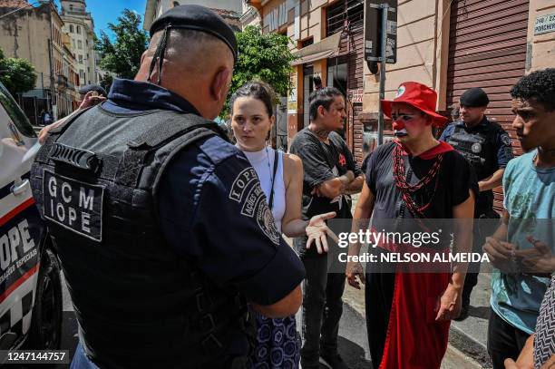 Brazilian psychiatrist Flavio Falcone and a member of his team are approached by the police during the "Tempo de Rádio" activity, in which Crackland...