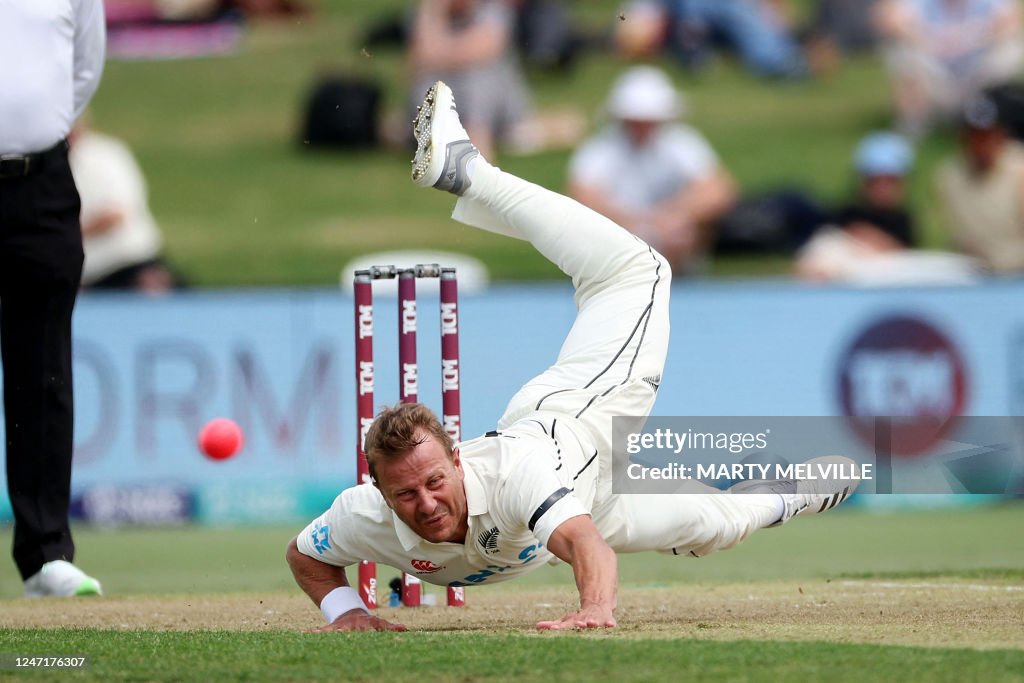 TOPSHOT-CRICKET-NZL-ENG