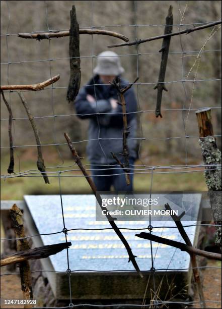 Un homme se recueille, le 12 janvier 2004, devant la stèle érigée à la mémoire des victimes du crash de l'Airbus A-320 sur le Mont Sainte-Odile, le...