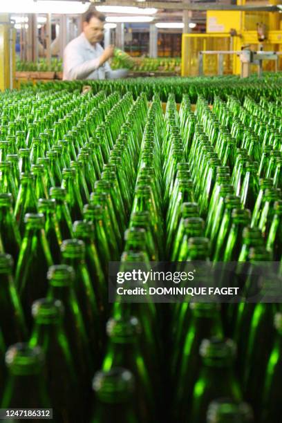 Un employé travaille le 17 mai 2001 à Vergeze sur la chaîne d'embouteillage de l'eau Perrier. En 2000, l'usine a produit 751 millions de bouteilles...