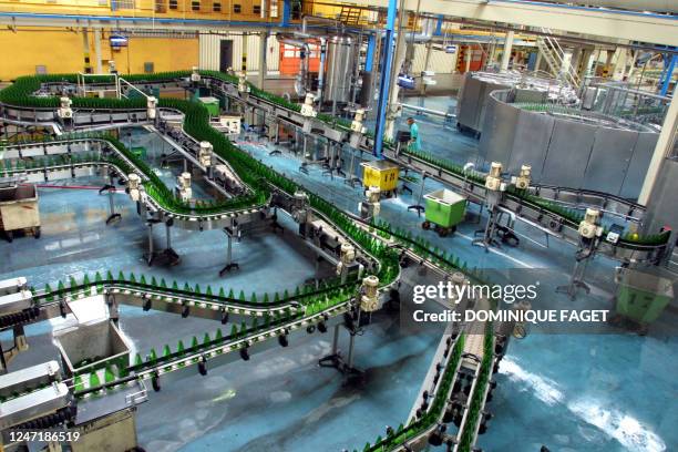 Photo prise le 17 mai 2001 dans l'usine Perrier de Vergeze, de la chaîne d'embouteillage de l'eau Perrier. En 2000, l'usine a produit 751 millions de...