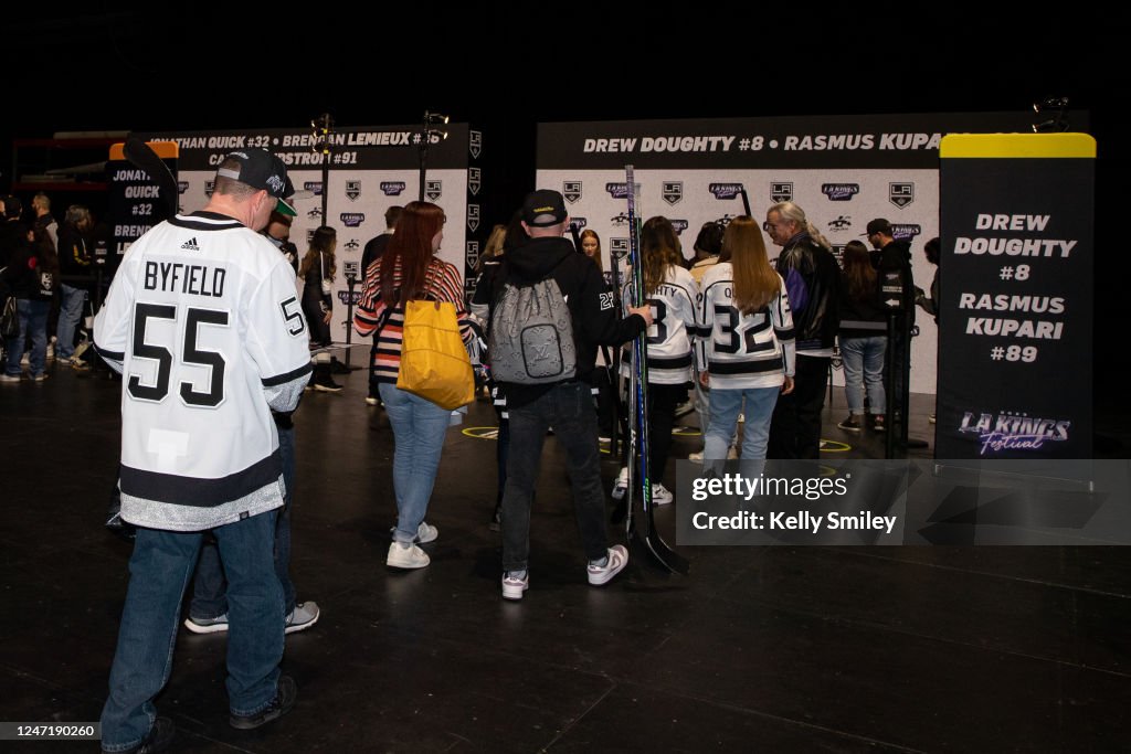 Los Angeles Kings fans wait in line to meet Los Angeles Kings players Los Angeles Kings fans wait in line to meet Los Angeles Kings players