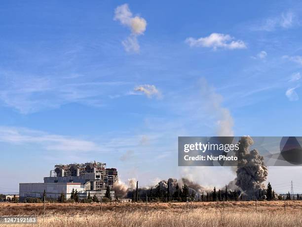 The chimney of the coal-powered thermal power plant of Teruel, situated on the town of Andorra, was demolished this Thursday after having closed on...