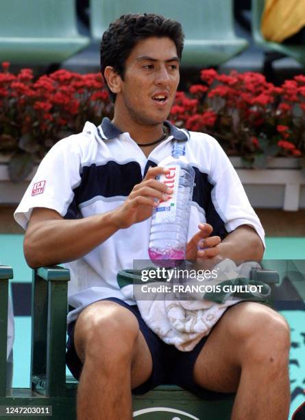 Argentinian Guillermo Canas is seen during his fourth round match against Australian Lleyton Hewitt 03 June 2001, at the French Tennis Open in Roland...