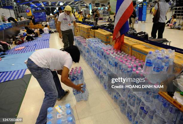 Protesters bring in food and water during an anti-government rally at Suvanabhum airport in Bangkok on November 27, 2008. Despite the emergency state...