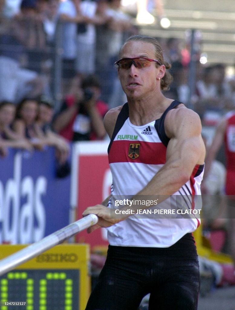 Lobinger le sauteur allemand, Tim Lobinger prend son élan, le 23 juin 2002 à ...