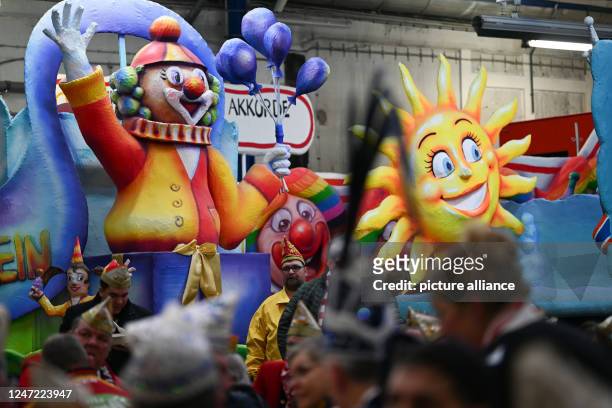 February 2023, North Rhine-Westphalia, Duesseldorf: Recken celebrate the topping-out ceremony for the floats of the Shrove Monday procession in the...