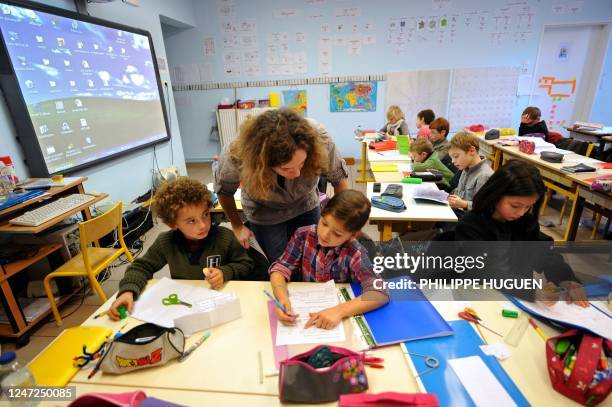 Twitter à l'école, un moyen efficace pour apprendre à lire et à écrire" - Céline Lamare, institutrice, explique le fonctionnement de Twitter à une...