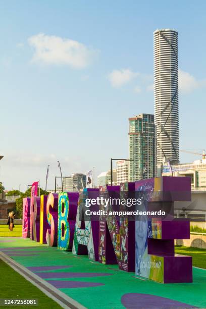 skyline von brisbane mit dem g20 brisbane-schild bei south bank, queensland, australien - south bank brisbane stock-fotos und bilder