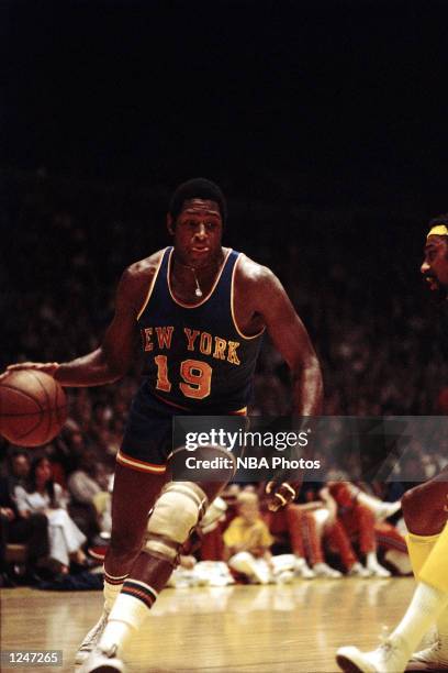 Willis Reed of the New York Knicks drives to the basket against the Wilt Chamberlain of the Los Angeles Lakers during an NBA game at the Forum in Los...
