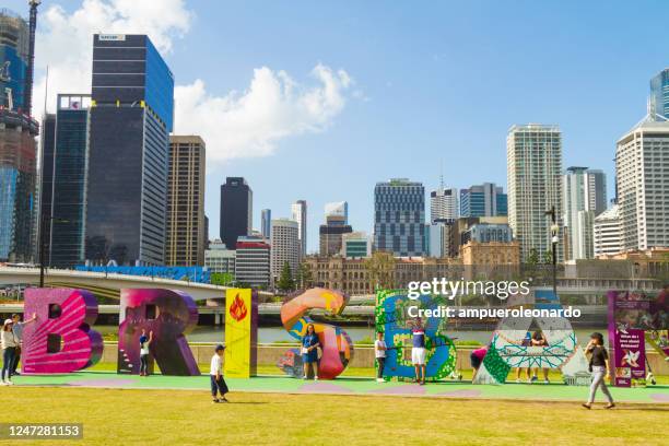 skyline von brisbane mit dem g20 brisbane-schild bei south bank, queensland, australien - south bank brisbane stock-fotos und bilder