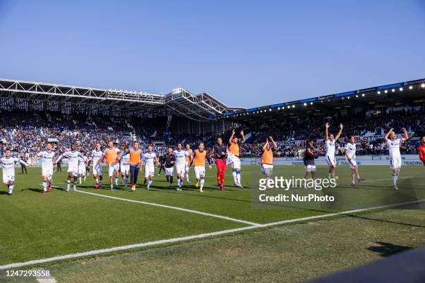 Lecce celebrate the victory during the Serie A football match between Atalanta BC and US Lecce at Gewiss Stadium in Bergamo, Italy