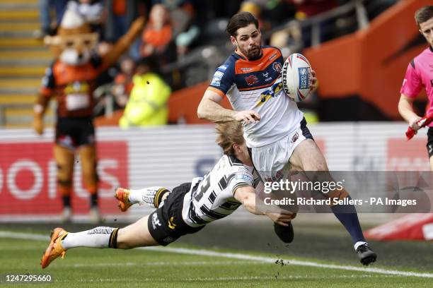 Castleford Tigers' Jake Mamo skips past Hull FC's Brad Dwyer during the Betfred Super League match at the MKM Stadium, Hull. Picture date: Sunday...