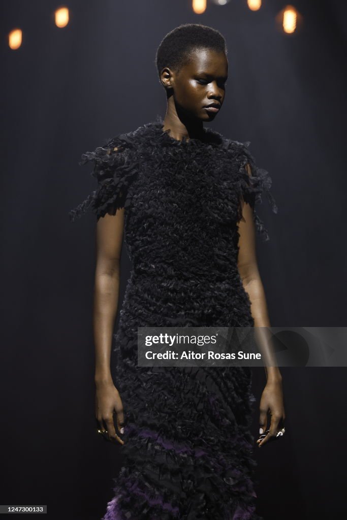 Model on the runway at Erdem Fall 2023 Ready To Wear Fashion Show on ...