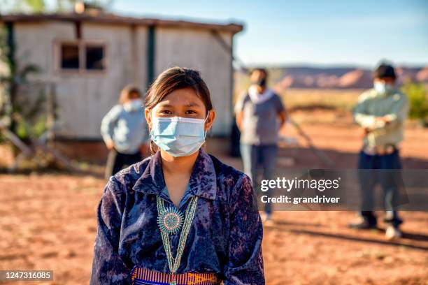 distanciamento social da família navajo com máscaras covid-19 fora de sua casa em monument valley arizonaa - epidemiologia - fotografias e filmes do acervo