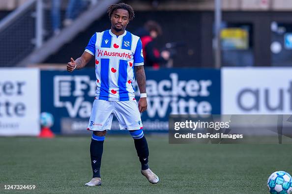 Che Nunnely of SC Heerenveen looks on during the Dutch Eredivisie