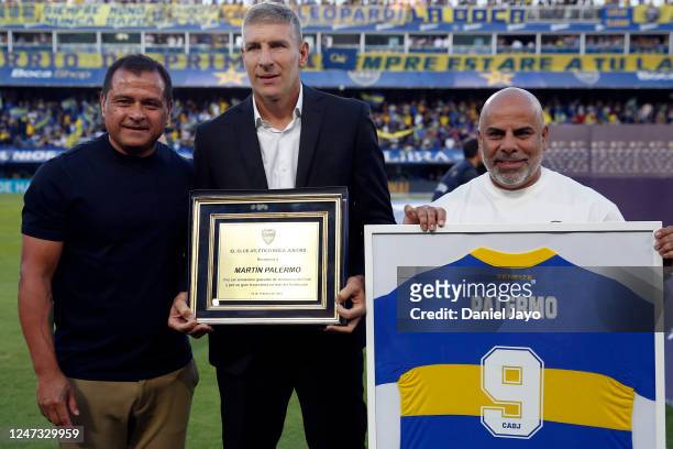 Martin Palermo, coach of Platense and former Boca Juniors' player, poses with football council members of Boca Juniors, Marcelo Delgado and Mauricio...