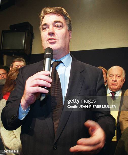 The senator-mayor of the northern French town of Bapaume, Jean-Paul Delevoye, gives a speech late 20 November 1999 at the headquarters of the...