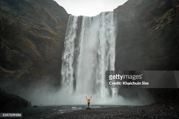 skógafoss waterfall, iceland - catarata fotografías e imágenes de stock