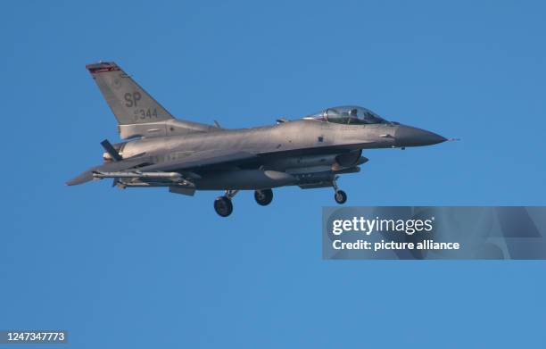 824 Falcon Landing Stock Photos High Res Pictures And Images Getty 824-falcon-landing-stock-photos-high-res-pictures-and-images-getty